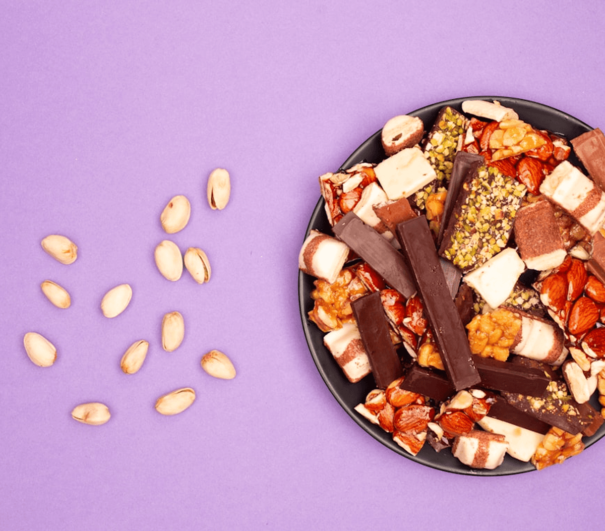 NUTS AND CHOCOLATE: HUMAN SNACKS EVERY CAT MUST ALWAYS AVOID EATING